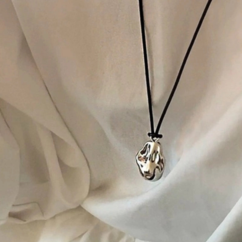 Catena per maglione con cordino metallico dalla forma irregolare, versatile, ideale per autunno/inverno.