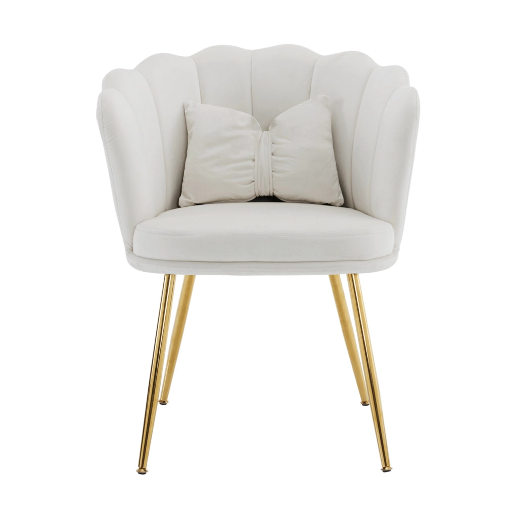 Poltrona in velluto beige con schienale a petali; gambe dorate e cuscino a farfalla