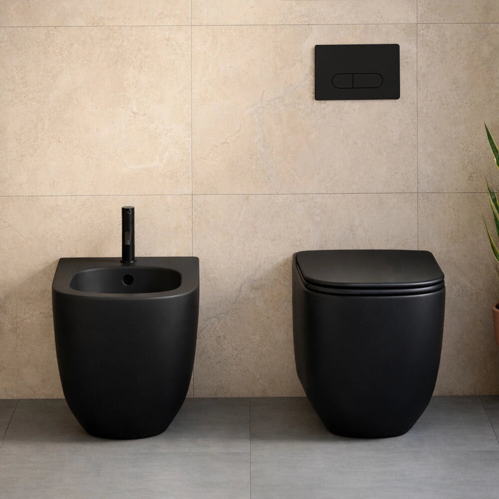 Sanitari filo muro in ceramica nero opaco con copriwc e scarico tornado design arrotondato Kora