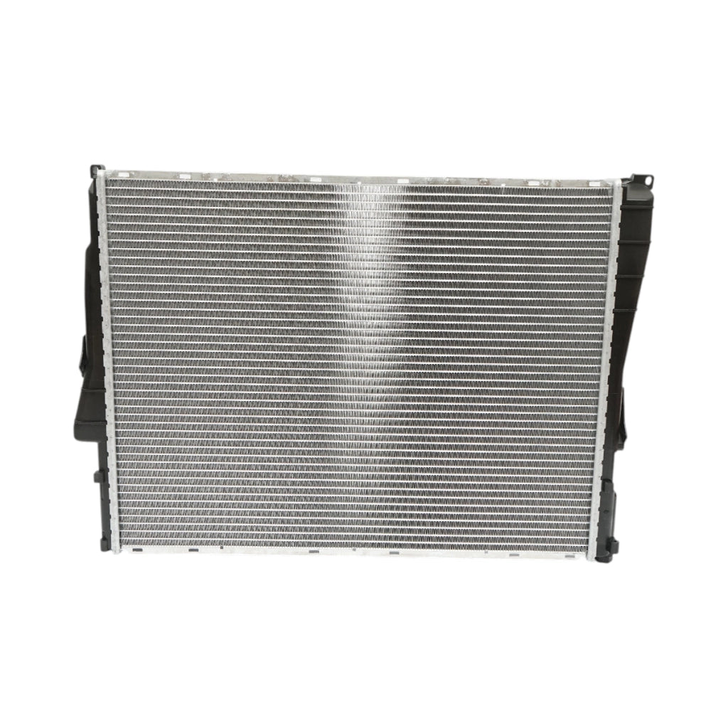 Radiatore raffreddamento acqua motore – BMW Serie 3, BMW Z4 (motori 1.6 – 3.2 L) Dimensioni: 580 × 449 × 30 mm Codici OEM compatibili: 1924001093, 17111436241, 17111611565, 17111613108, 17119071518, 17119071519