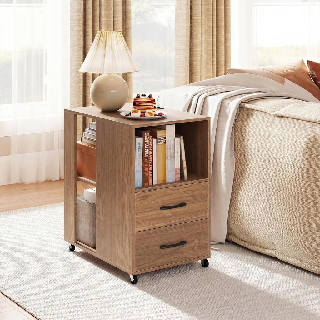 Tavolino Laterale Mobile con Stazione di Ricarica, Comodino con Cassetti, Ripiani e Ruote Bloccabili, Tavolino Moderno per Camera da Letto, Ufficio e Soggiorno, 60 x 40 x 65,5 cm (Naturale)
