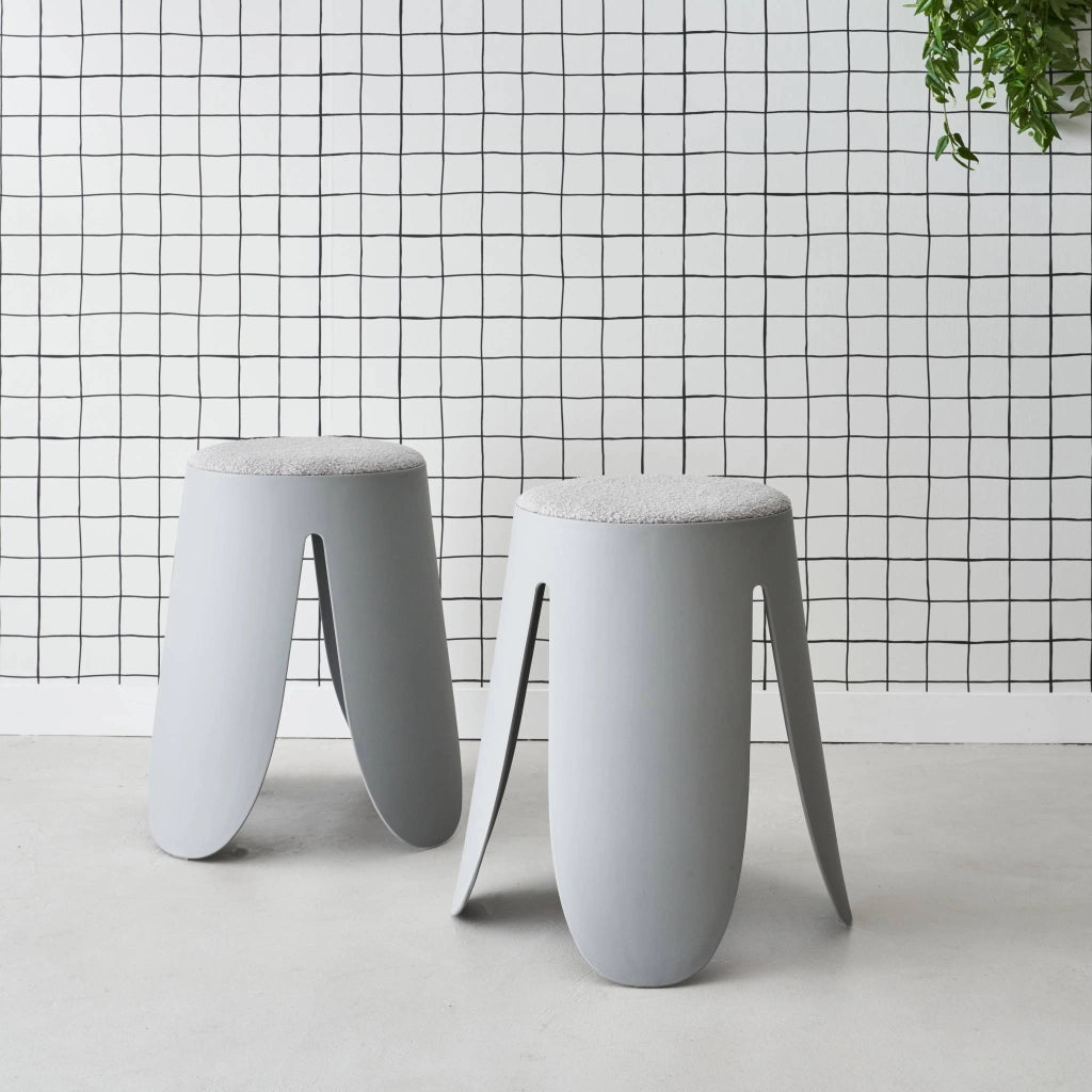 Set 2 sgabelli impilabili in bouclé, grigio chiaro