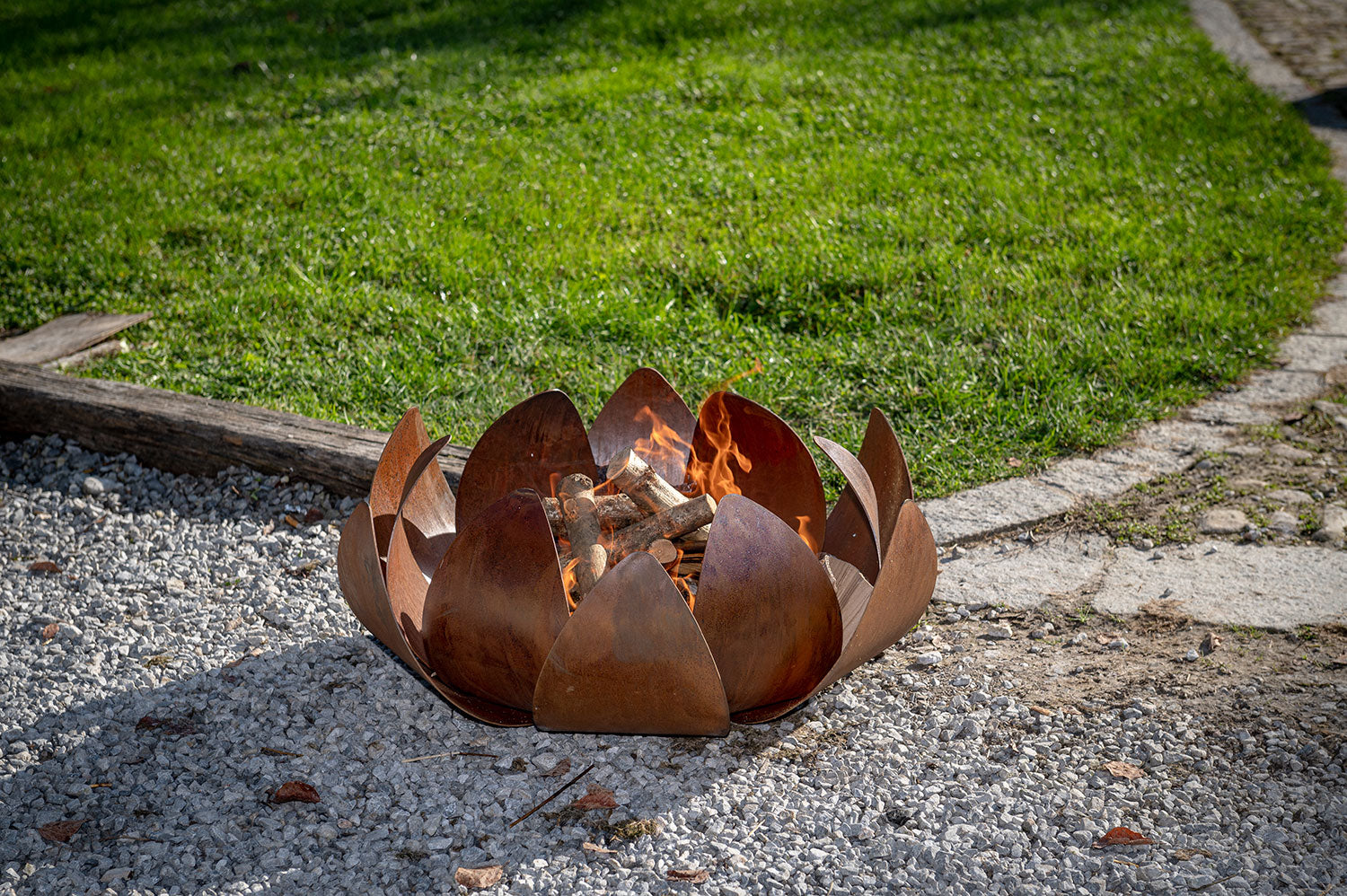Braciere a Legna Struttura a Petali Sovrapposti Ninfea in Acciaio Corten Effetto Ruggine