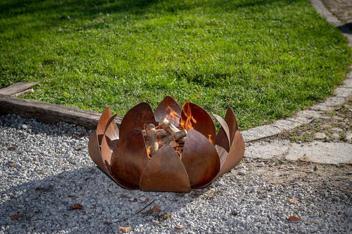 Braciere a Legna Struttura a Petali Sovrapposti Ninfea in Acciaio Corten Effetto Ruggine
