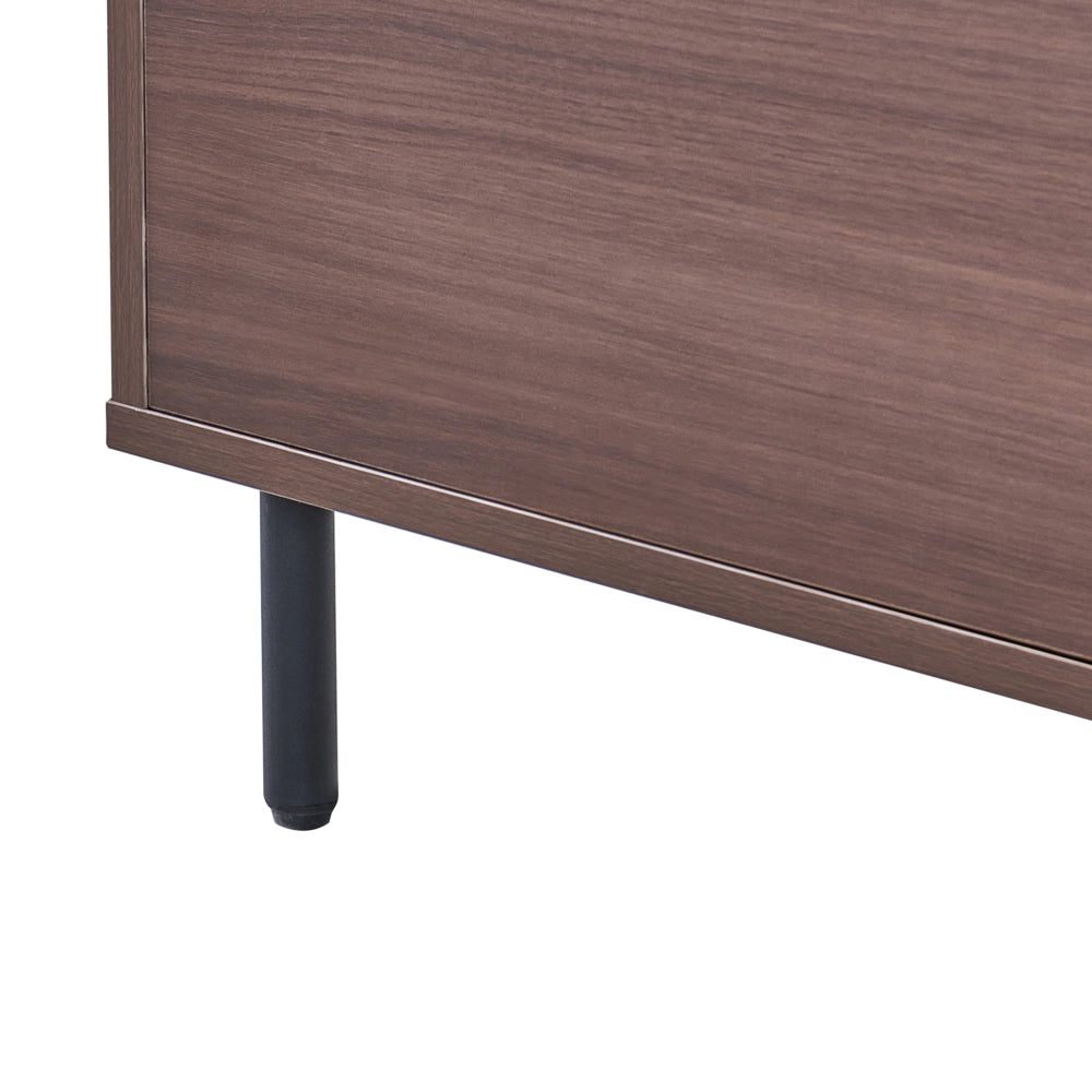 Comodino in truciolato marrone scuro con 1 cassetto e gambe in metallo nero un elemento d'arredo minimalista e contemporaneo