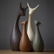 Decorazione di ceramica in forma di cervo con disegno artigianale.