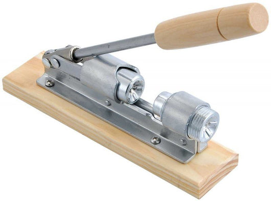 Schiaccianoci Kinghoff KH-1301 - Schiaccianoci in acciaio resistente con manico in legno