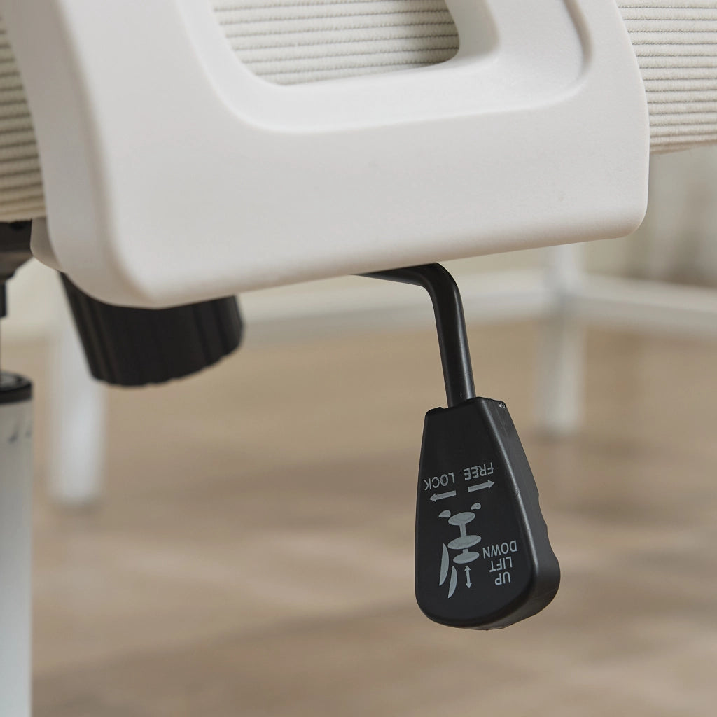Sedia da ufficio ergonomica in rete traspirante con supporto lombare regolabile e braccioli ribaltabili bianca