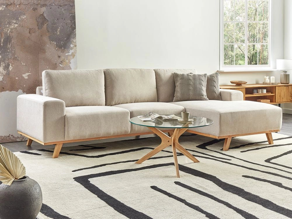 Divano angolare Beige Rivestimento in tessuto di poliestere Gambe in legno chiaro Schienale con cuscino Design moderno
