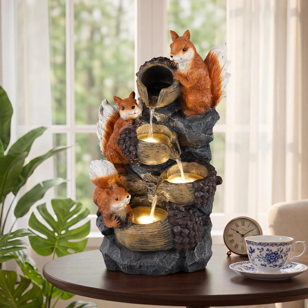 Fontana a Cascata, Fontana da Esterno ed Interno con 4 Luci LED e Flusso d'Acqua Rilassante, Fontana a Forma di Scoiattolo e Nocciola in Resina Selezionata, 34 x 25 x 59 cm