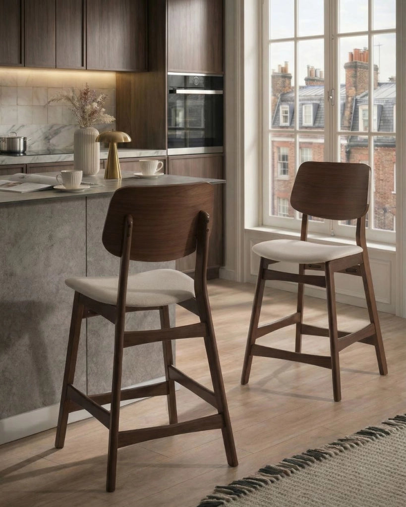 Set di 2 sedie da bar in bouclé di poliestere marrone e bianco sporco, con gambe in legno di gomma stile retrò tradizionale