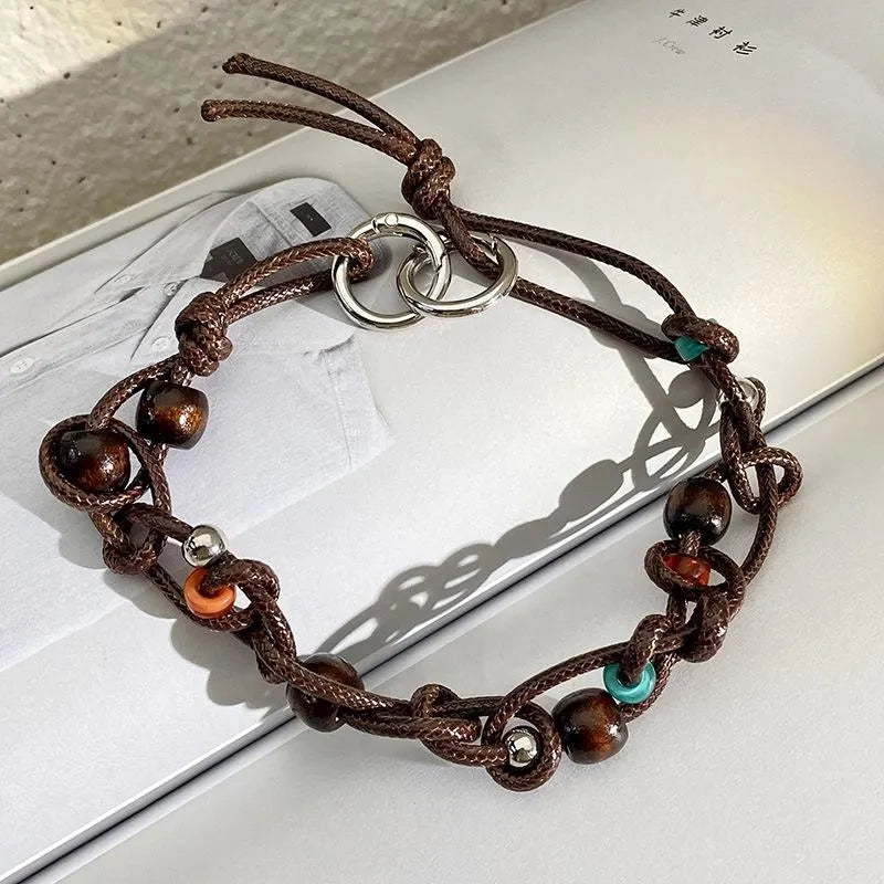 Collana fatta a mano con perline di legno marrone: cordino in pelle regolabile