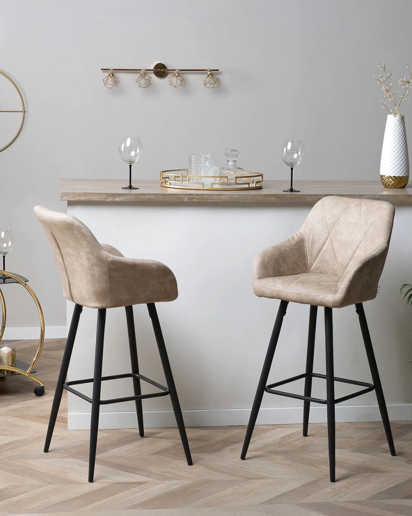 Set di 2 Sgabelli da Bar Rivestiti in Tessuto Beige con Braccioli Schienale Trapuntato Gambe in Metallo Nero