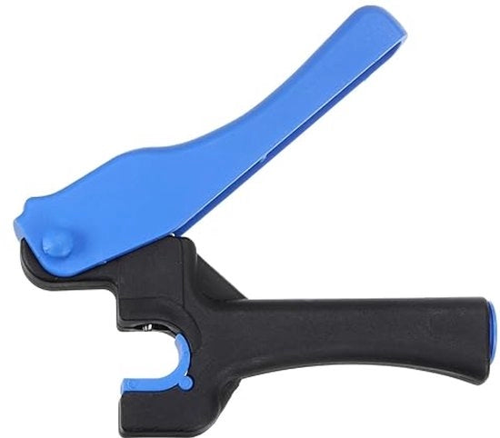 Un ponte di 4 mm per tubi di irrigazione a gocce, con cui si possono facilmente inserire diffusori di 6,35 mm; un attrezzo blu per la posa di tubi di irrigazione a gocce in rami.