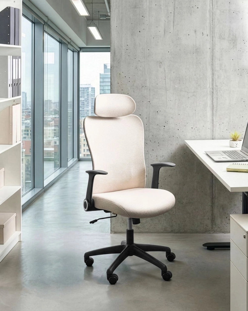 Sedia da ufficio beige in tessuto imbottito girevole da scrivania per computer con poggiatesta regolabile e braccioli ribaltabili