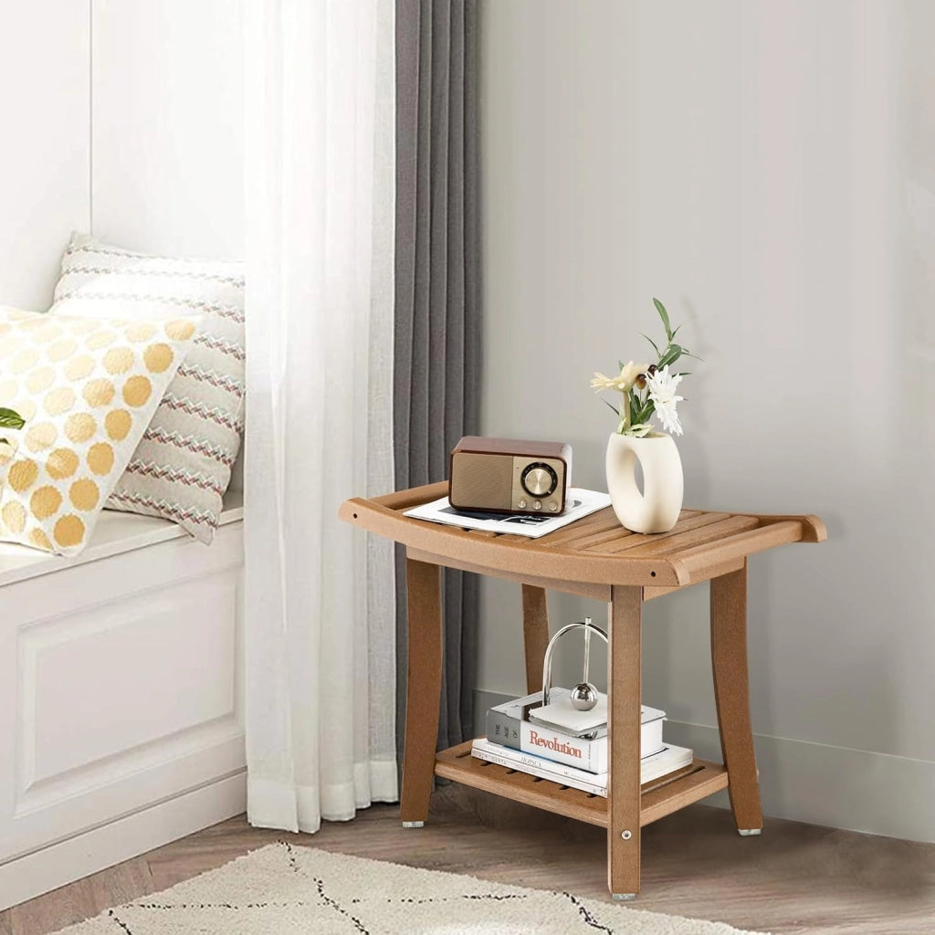Sgabello da Doccia, Sgabello da Bagno Impermeabile con Sedile Curvo, con Portasciugamani e Piedini Antiscivoli, Panca Versatile con Ripiano, 60,5 x 34 x 48 cm (Marrone)