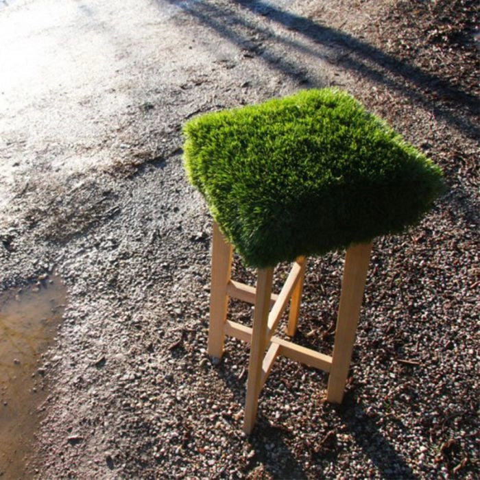 Sgabello STOOL rivestito con erba sintetica