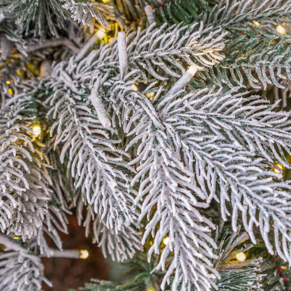 Albero di Natale Pino Verde Innevato H 180cm x L 130cm Super Folto Effetto Real-Touch con 2000 Luci Led Incorporate e Base Croce in Ferro Pieghevole