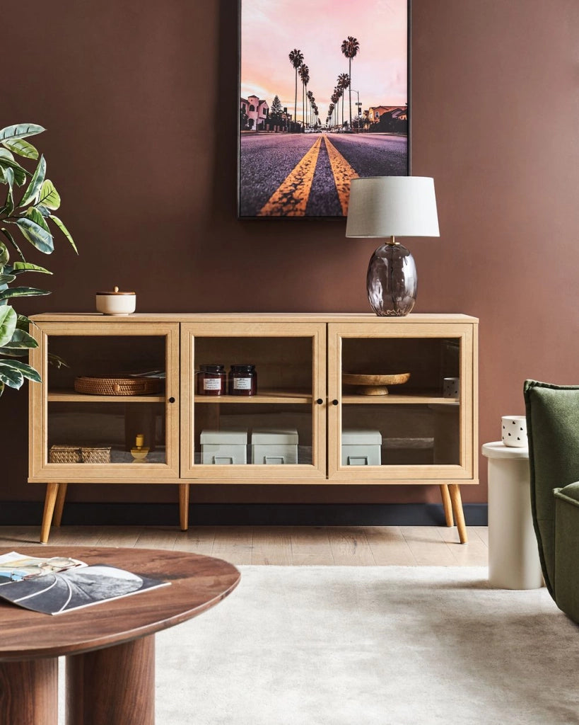 Credenza a 3 ante in truciolato marrone chiaro, gambe in legno di pino 2 ripiani con vetro frontale Stile minimalista