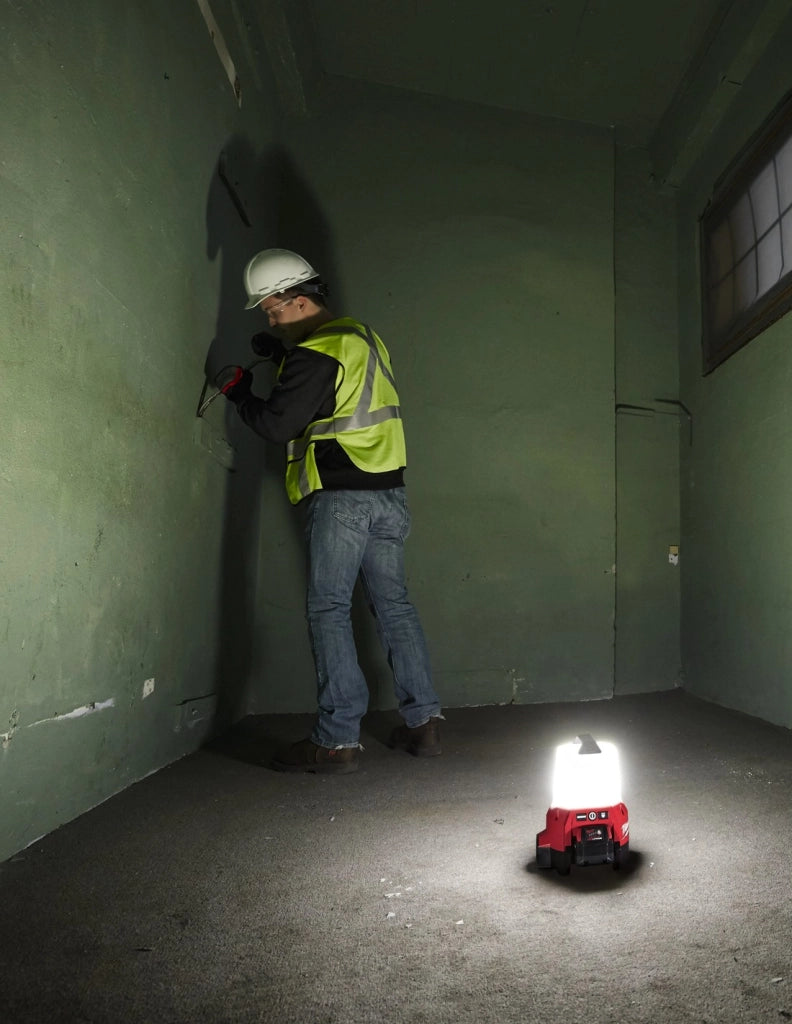 Torcia LED Milwaukee M18TAL-0 (Solo corpo)