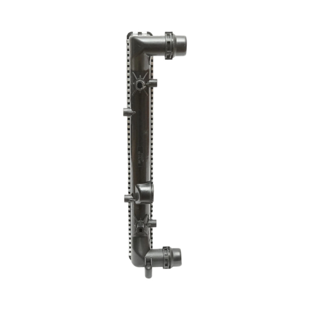 Radiatore raffreddamento acqua motore – VW, Audi, Opel, Seat, Skoda (motori 1.4 – 2.5 Diesel) Dimensioni: 650 × 414 × 23 mm Codici OEM: VW1J0121253AB, 1J0121253N, 1924001979