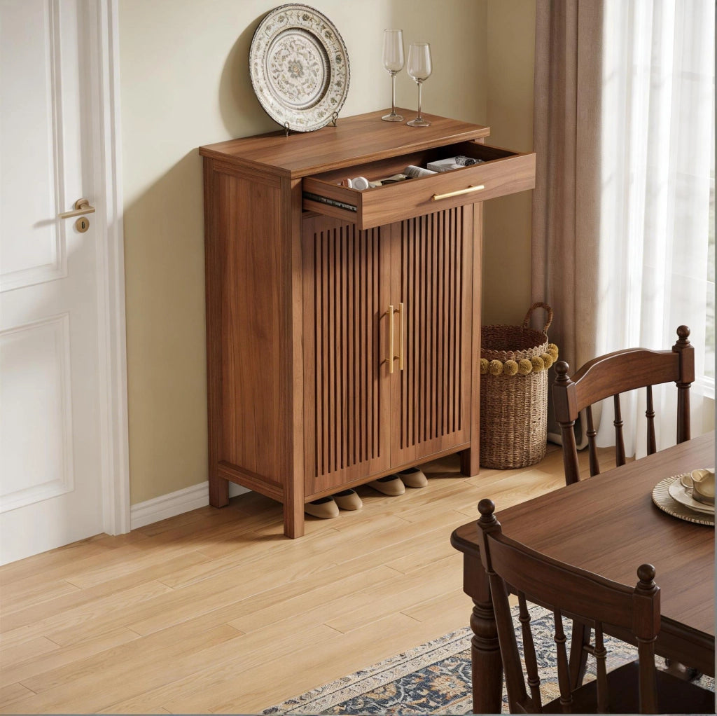Scarpiera freestanding a 5 ripiani con ante a lamelle e cassetto in MDF; marrone