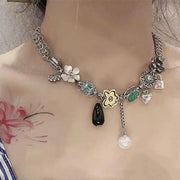 Collana fatta a mano con perle e fiore in metallo: un regalo in stile vintage