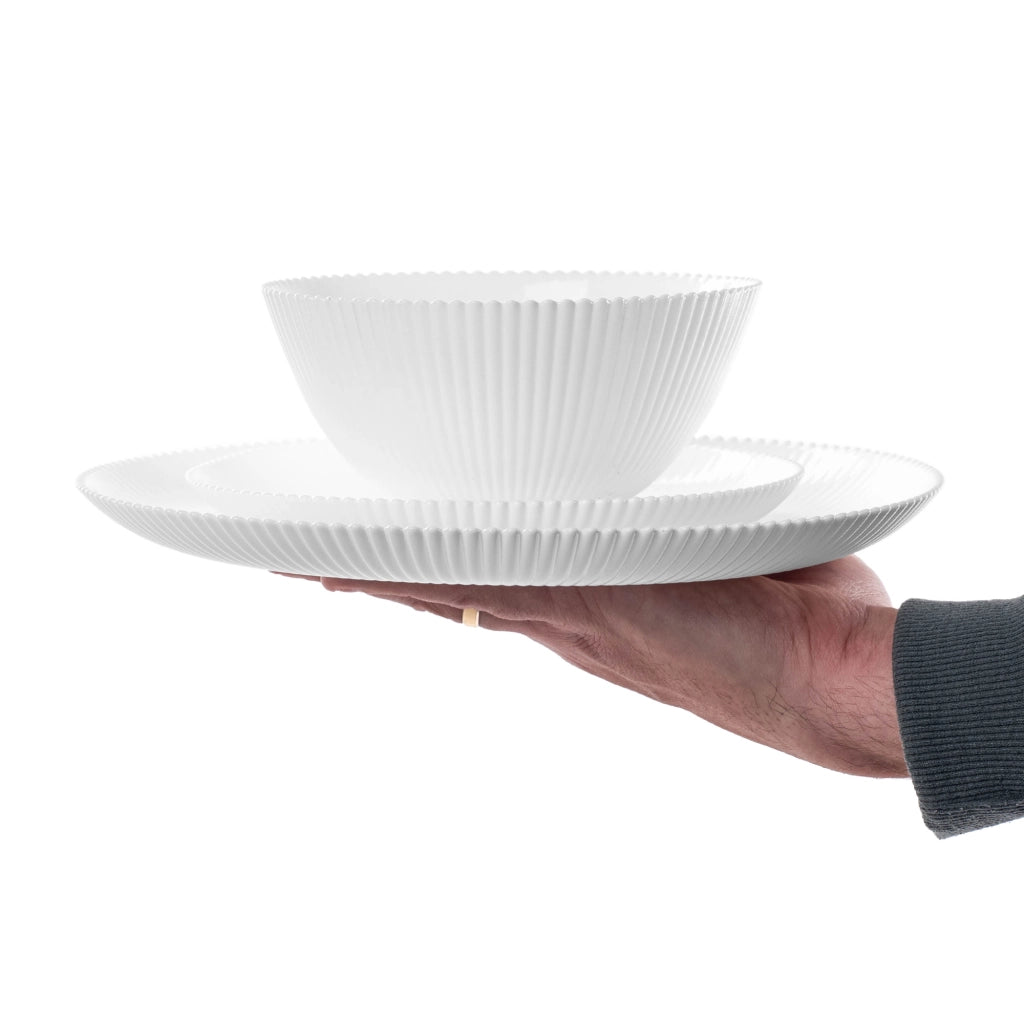 Set di stoviglie KADAX composto da 6 piatti, colore bianco.