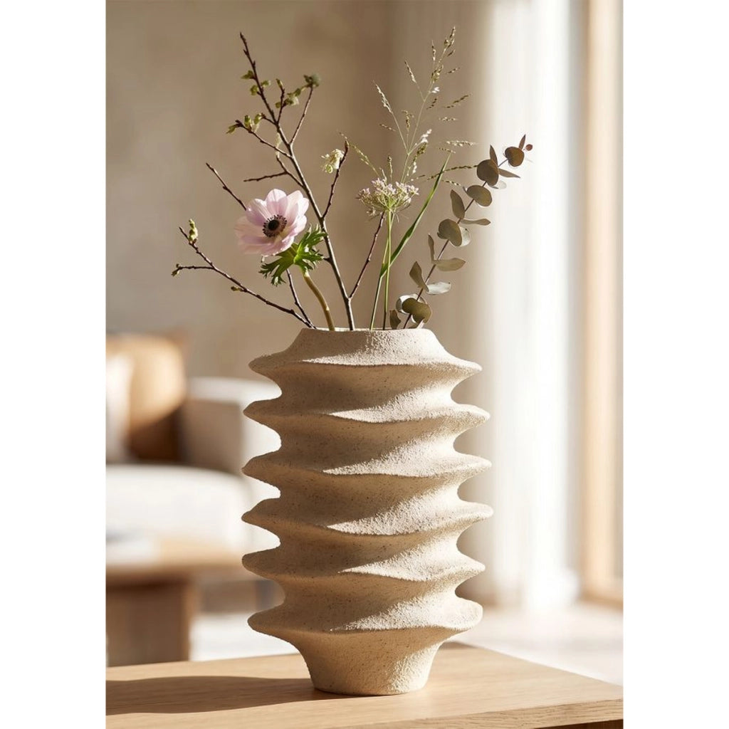 Vaso decorativo Japandi con motivo a fasce ondulate