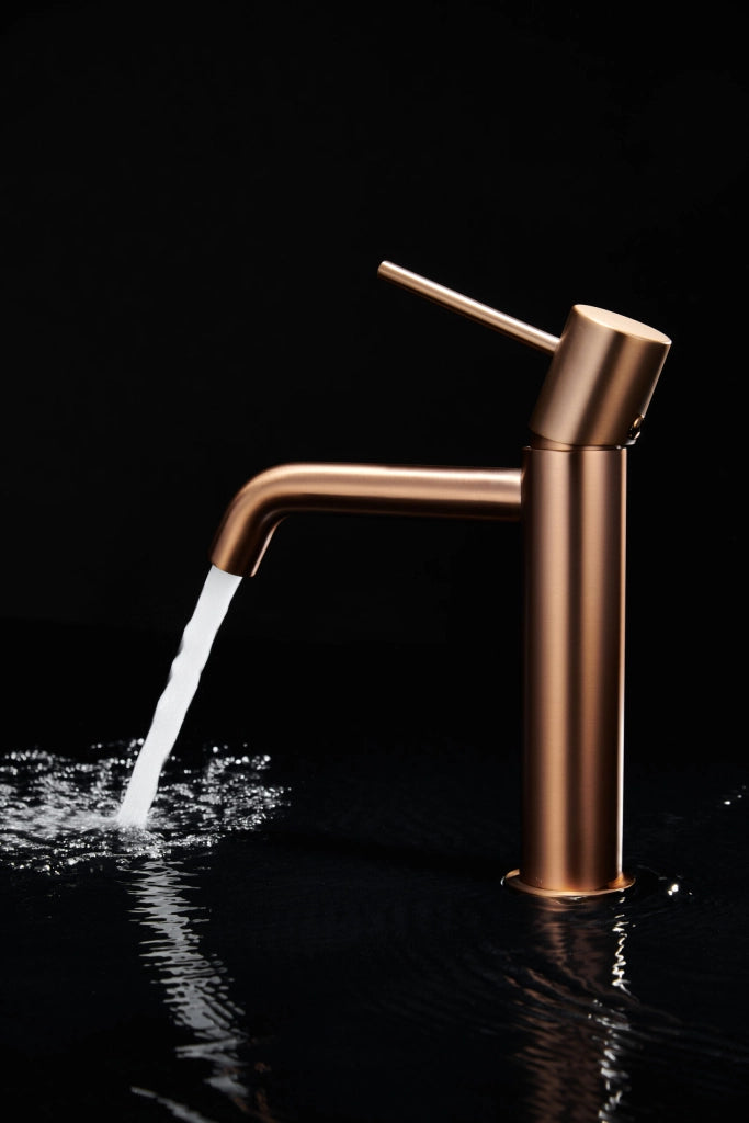 IMEX Miscelatore monocomando per lavabo corpo in ottone finitura PVD oro rosa spazzolato cartuccia ceramica Ø26mm tubi flessibili 3-8 serie MONZA Imex-BDM039-1ORC