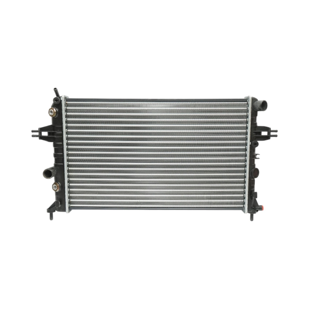 Radiatore raffreddamento acqua motore – Opel Astra G, Zafira (motori 1.4 – 2.2 L) Dimensioni: 610 × 378 × 23 mm Codici OEM: 1300196, 93177121, 50562A, 1924001902