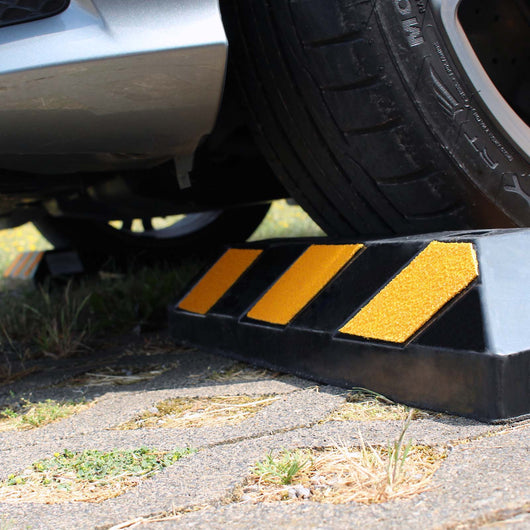 2x ferma ruota da parcheggio con catarifrangenti Limitatore 550x150x100mm in gomma dura di ebanite