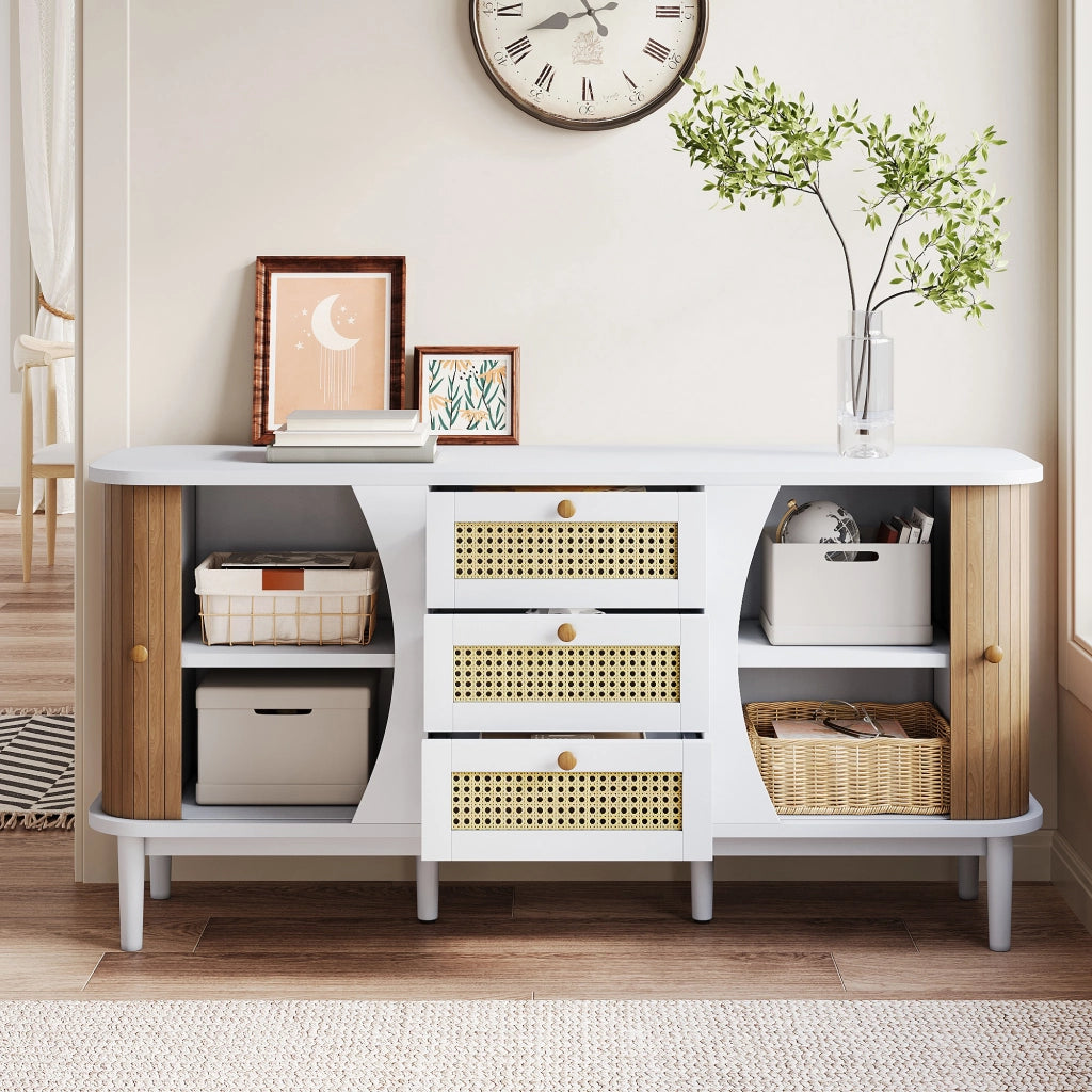 Sideboard bianco con ante effetto legno, cassetti in rattan e ripiani regolabili