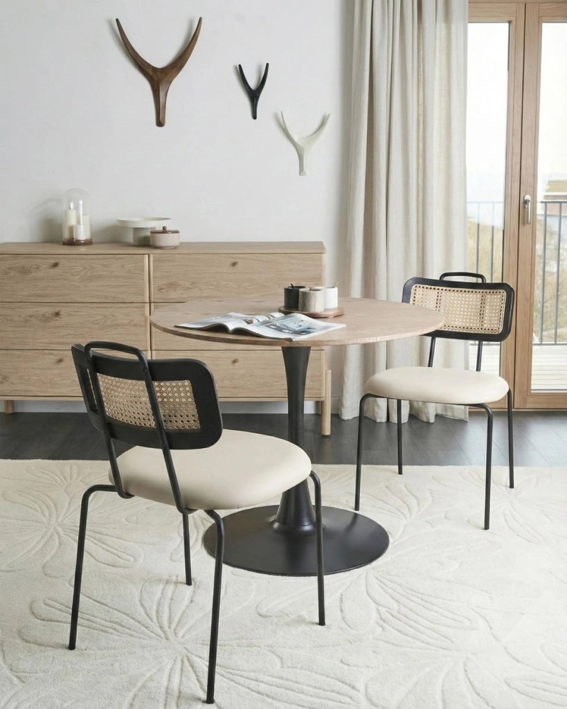 Set di 2 sedie da pranzo con seduta in ecopelle beige chiaro, schienale in rattan PE, gambe in ferro, senza braccioli, cappucci protettivi, design boho moderno