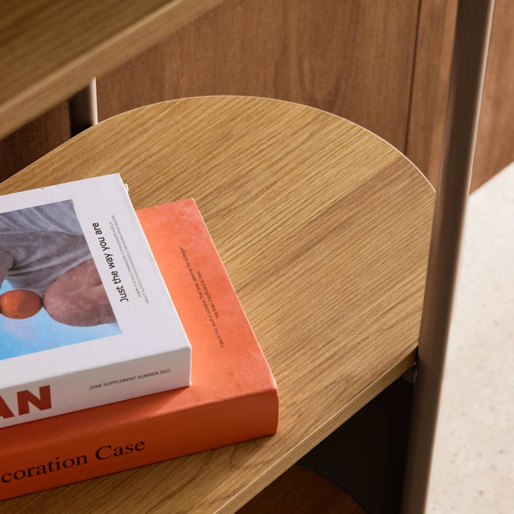 Libreria in metallo curvato e legno a 5 livelli, marrone