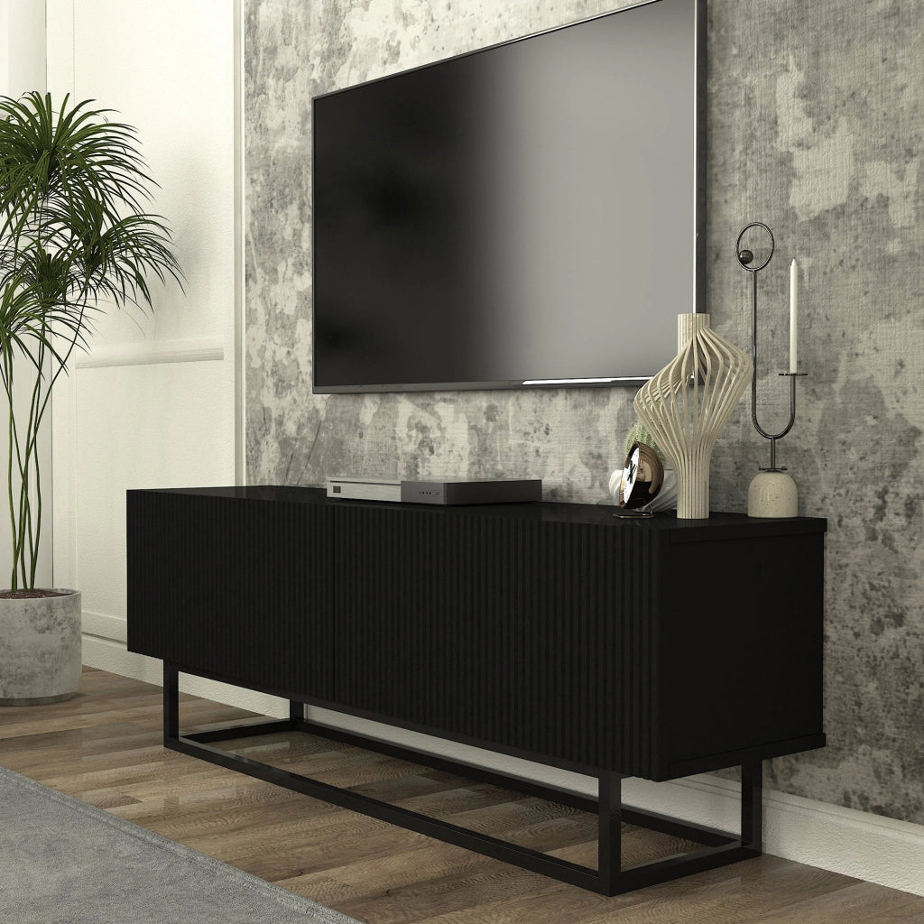 Mobile Porta TV Verpsboga a 2 Ante Decorative e Telaio in Metallo 135x32x47 cm - Nero [en.casa]