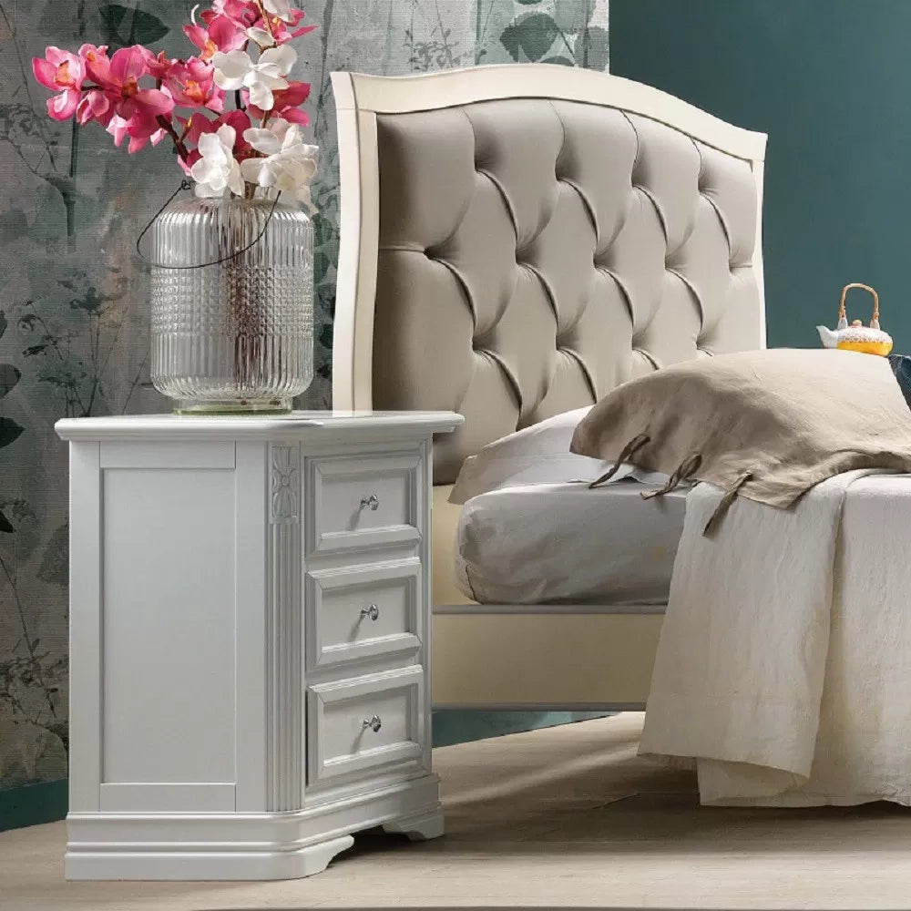 Comodino 3 cassetti intagliato in legno bianco l.55 p.37 h.70 - Mobili 2G