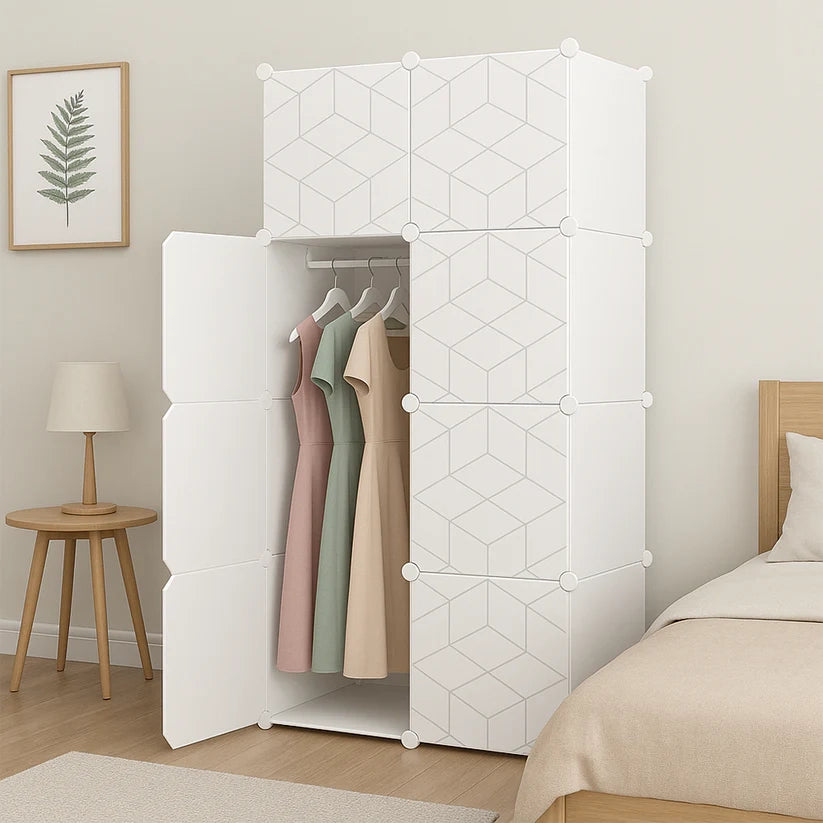 Guardaroba bianco con misure 147x75x47 cm, ideale per la camera da letto o l'ingresso.