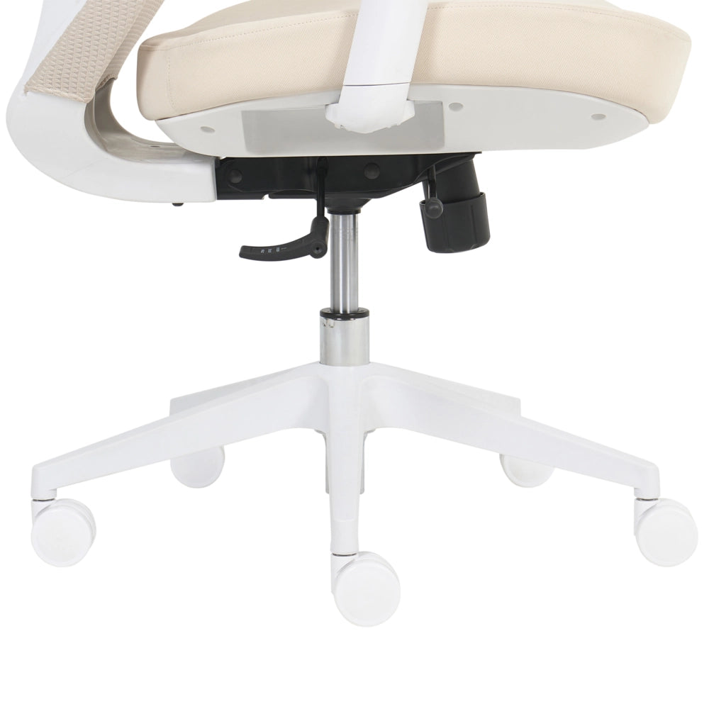 Sedia da ufficio in tessuto a rete beige con supporto lombare, braccioli regolabili e sedile scorrevole
