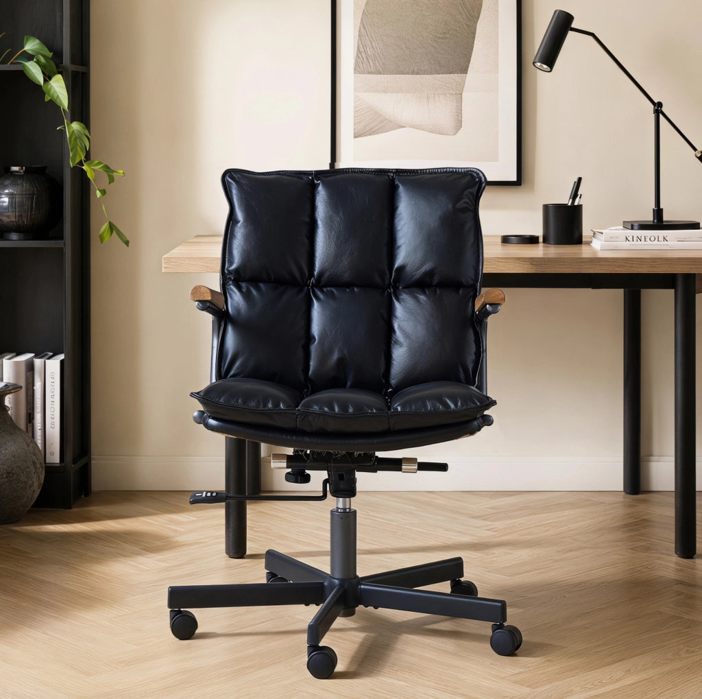 Sedia da ufficio girevole 360° in pelle nera con rotelle silenziose e braccioli in legno