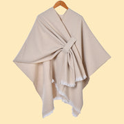 Mantella da donna con spacco diagonale e laccetti a pois color fango, con frange.