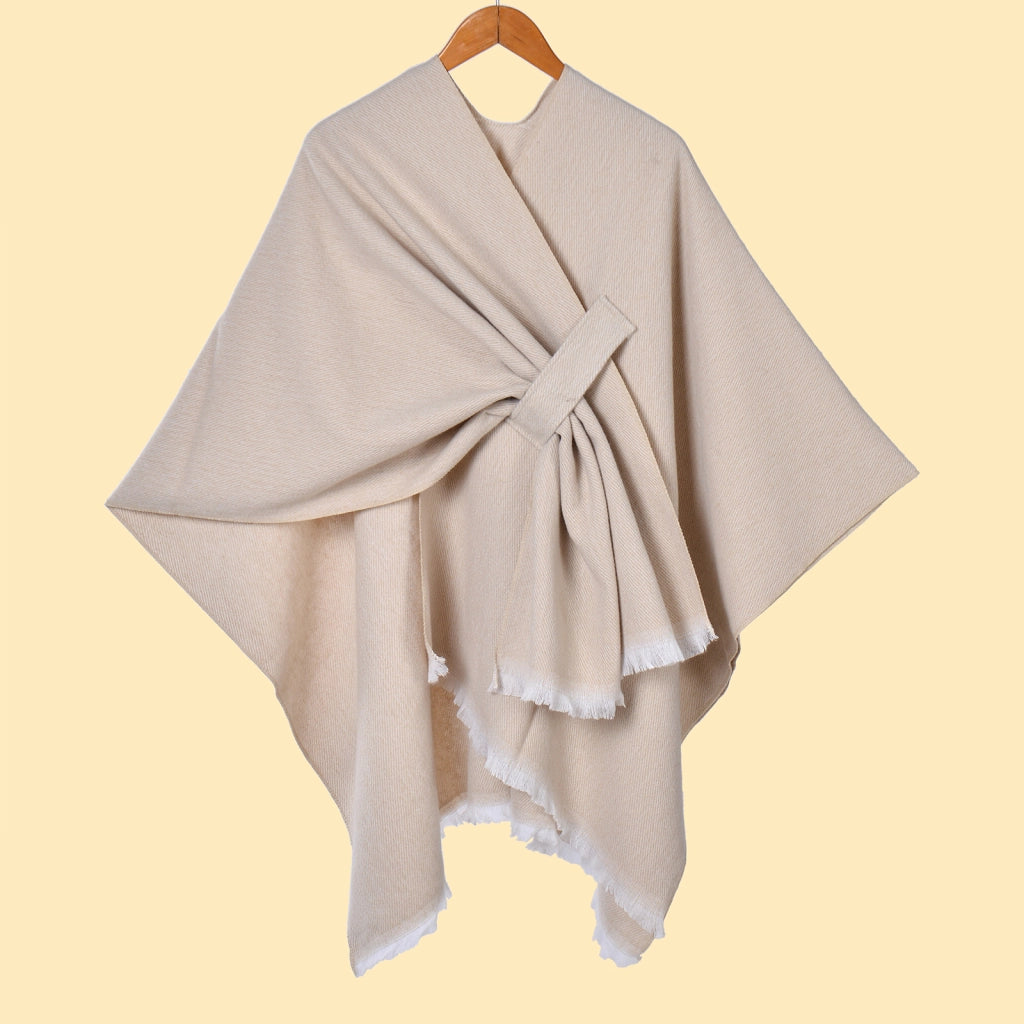 Mantella da donna con spacco diagonale e laccetti a pois color fango, con frange.
