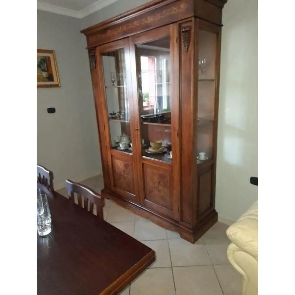 Vetrina 2 ante 4 ripiani arte povera in legno massello e mdf con rifinitura noce Bassano intarsiato 155x48x210 H