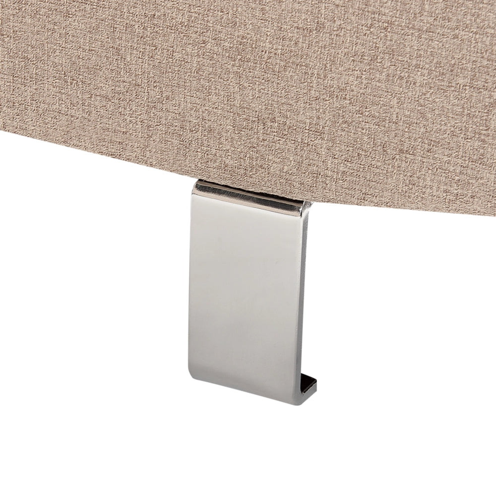 Divano angolare in tessuto beige con poggiatesta e braccioli regolabili a forma di L