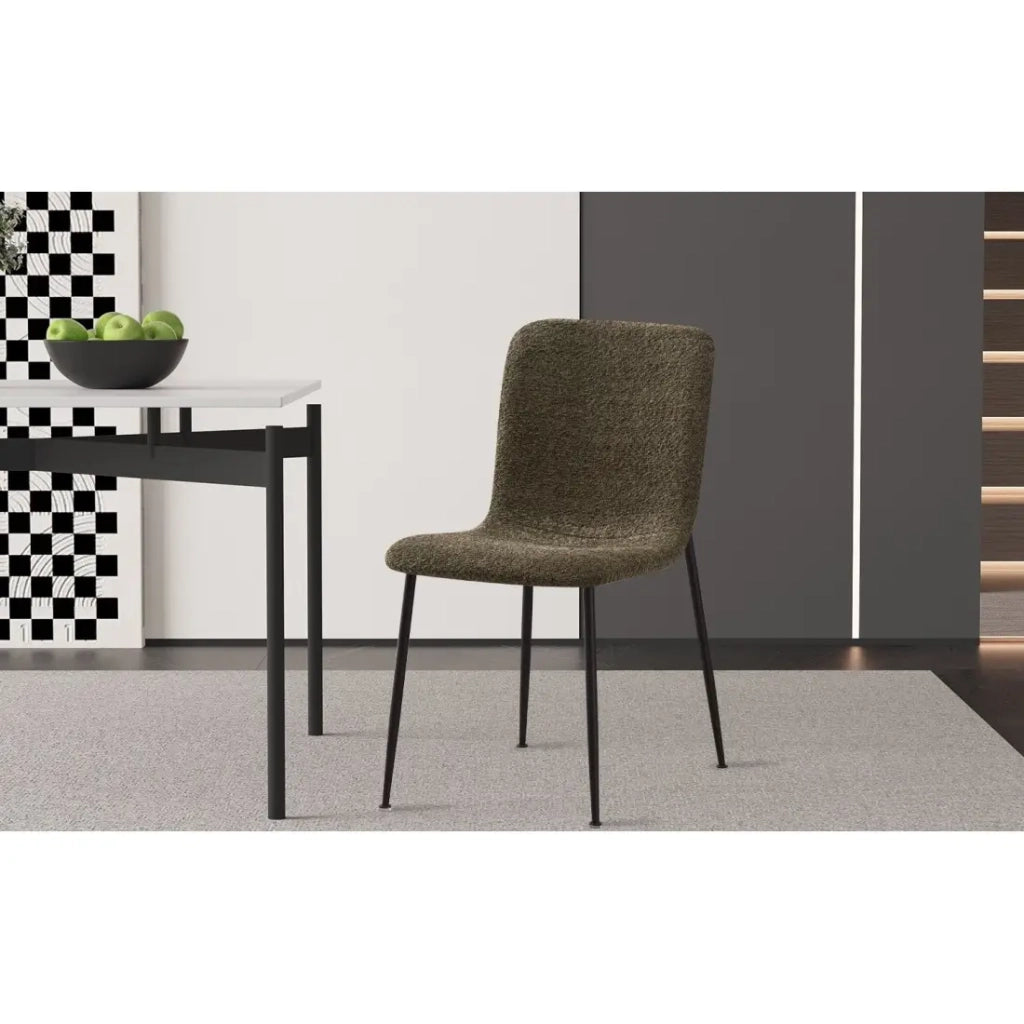 Sedia ALICE – Tessuto bouclé verde e gambe metallo nero – H82 × L42 × P57 cm