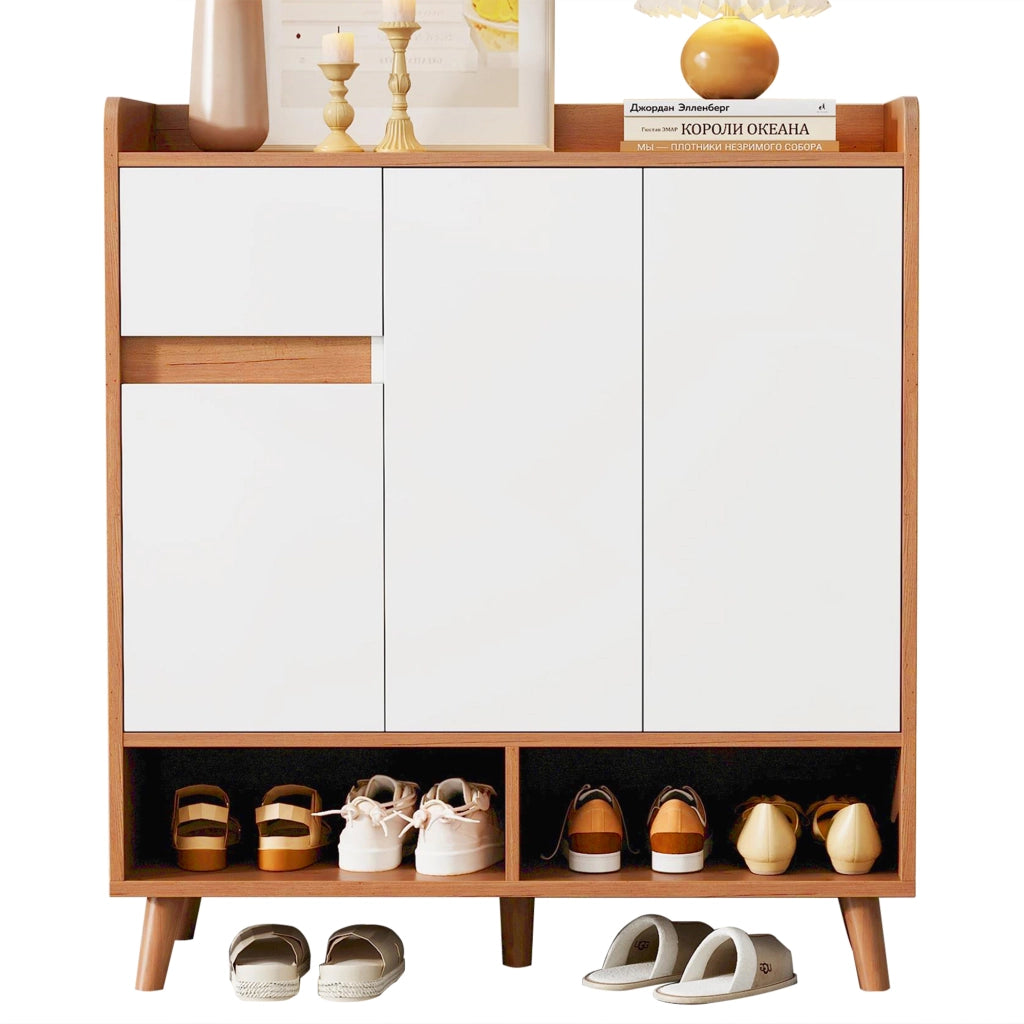 Credenza moderna con ripiani regolabili, ante senza maniglia e gambe in legno massiccio, Bianco/Naturale, L90 x P35 x H99 cm