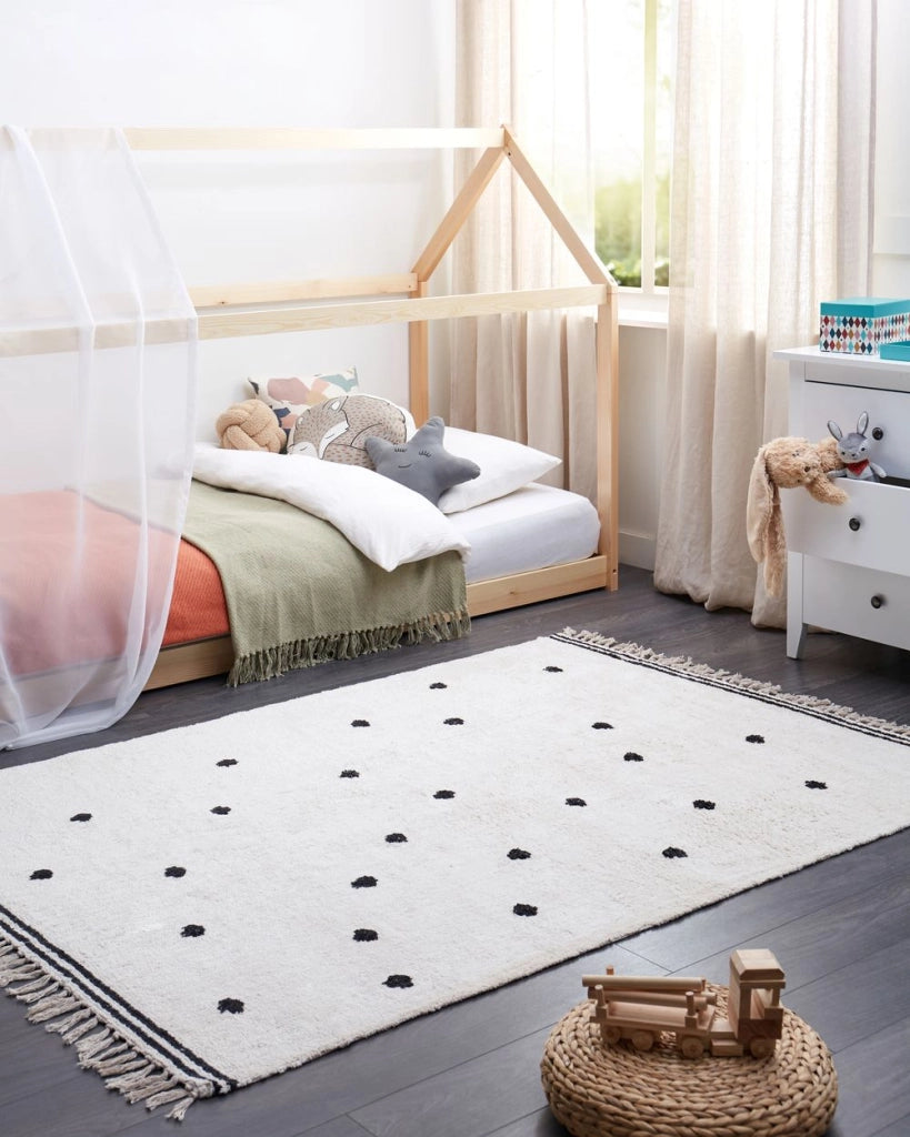 Tappeto moderno in cotone bianco con pois neri e frange rettangolare 140 x 200 cm soggiorno moderno