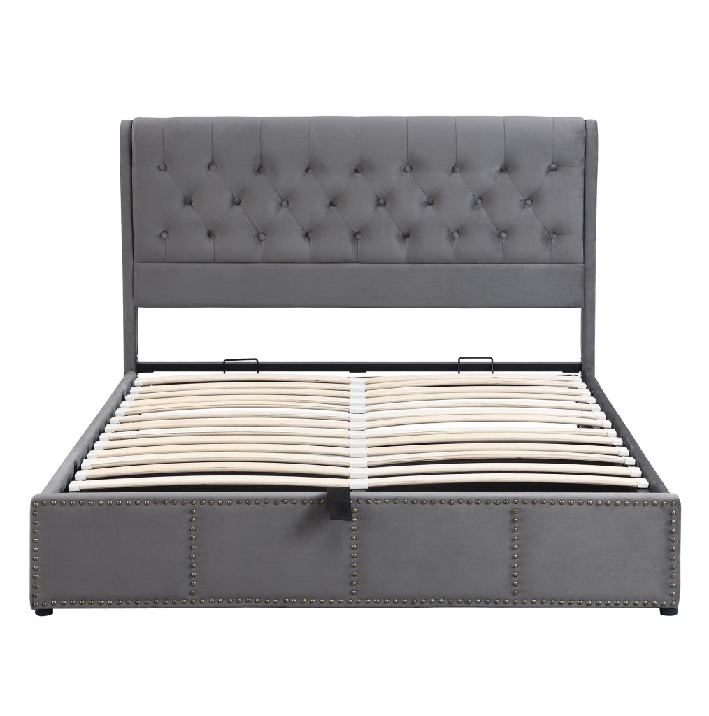 Letto imbottito 140x200 cm con contenitore; testiera alta e dettagli con rivetti in velluto grigio