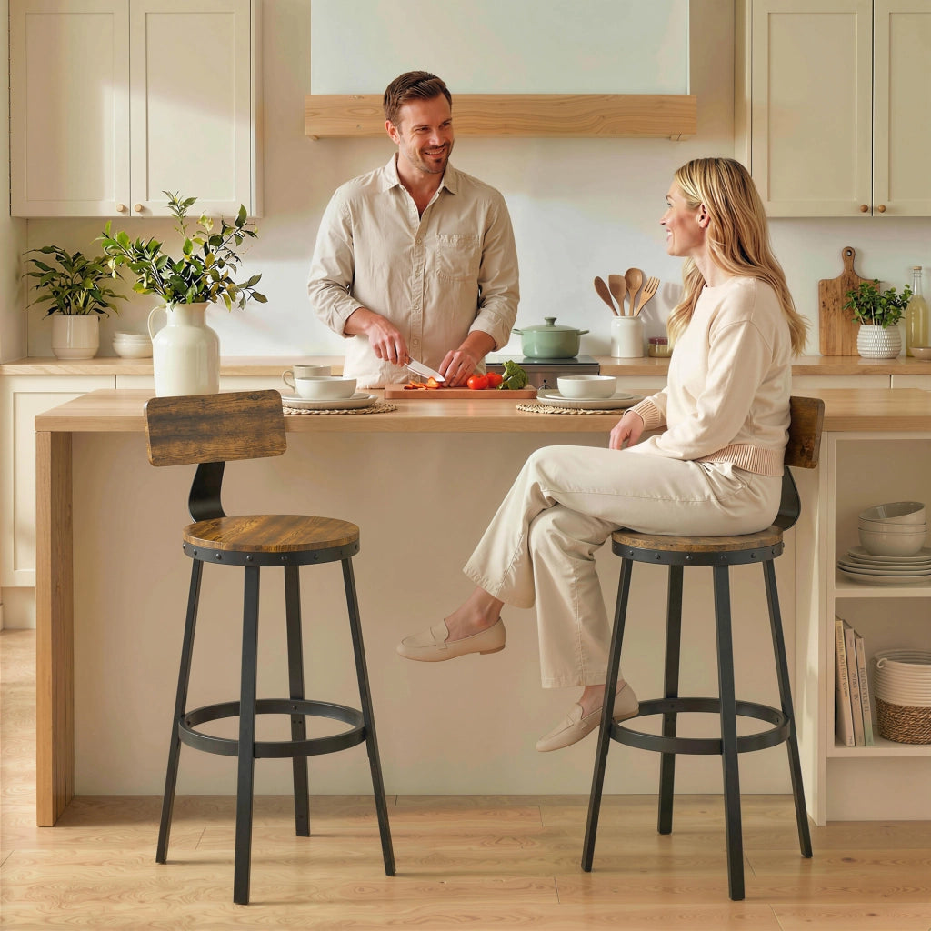 Set 2 Sgabelli da Bar Stile Rustico con Poggiapiedi, in Legno e Metallo, 37x47x96 cm, Marrone
