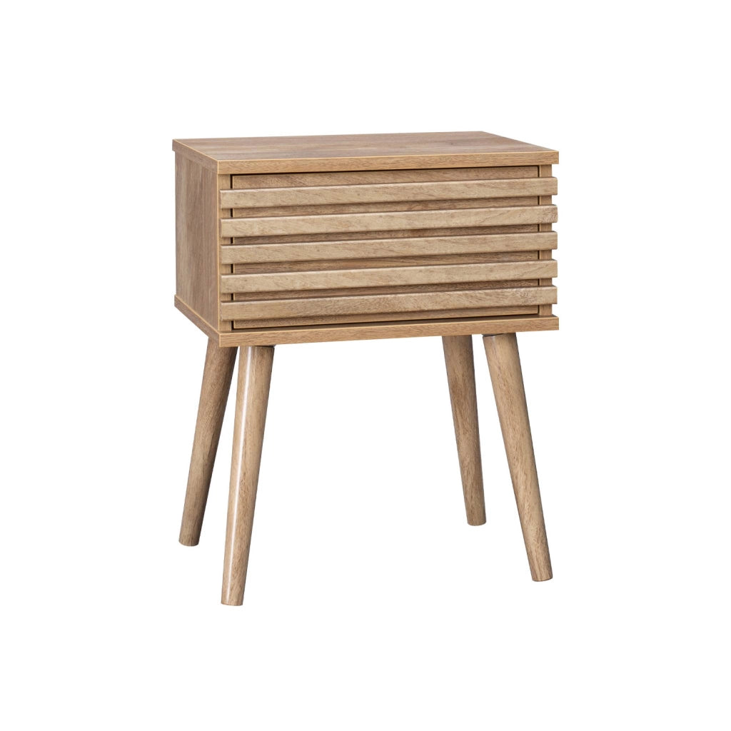 Comodino scandinavo con decori in legno scanalato, marrone naturale